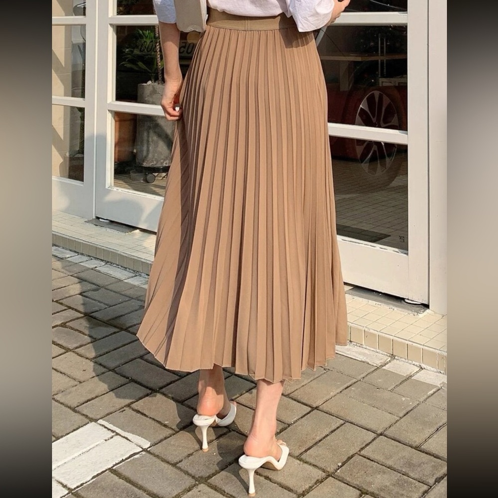 Luxe black pleated skirt - Picture 13 of 16